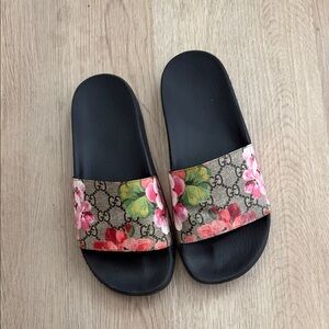 Gucci Women's Floral Slide Sandals - Black and Pink